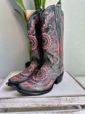 🤠🌵 Texas Leather Women's Western Cowboy Boots – Black & Pink Embroidered –